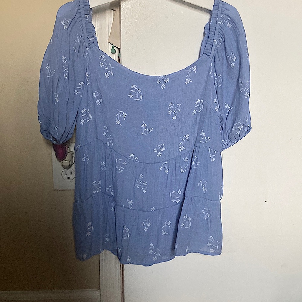 Blue puff-sleeve floral shirt